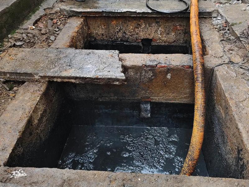 蒋王庙清理化粪池